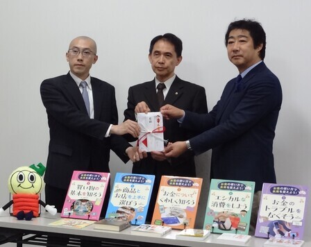 青森高校・青森東高校むつ下北同窓会交流会実行委員会様の図書寄贈